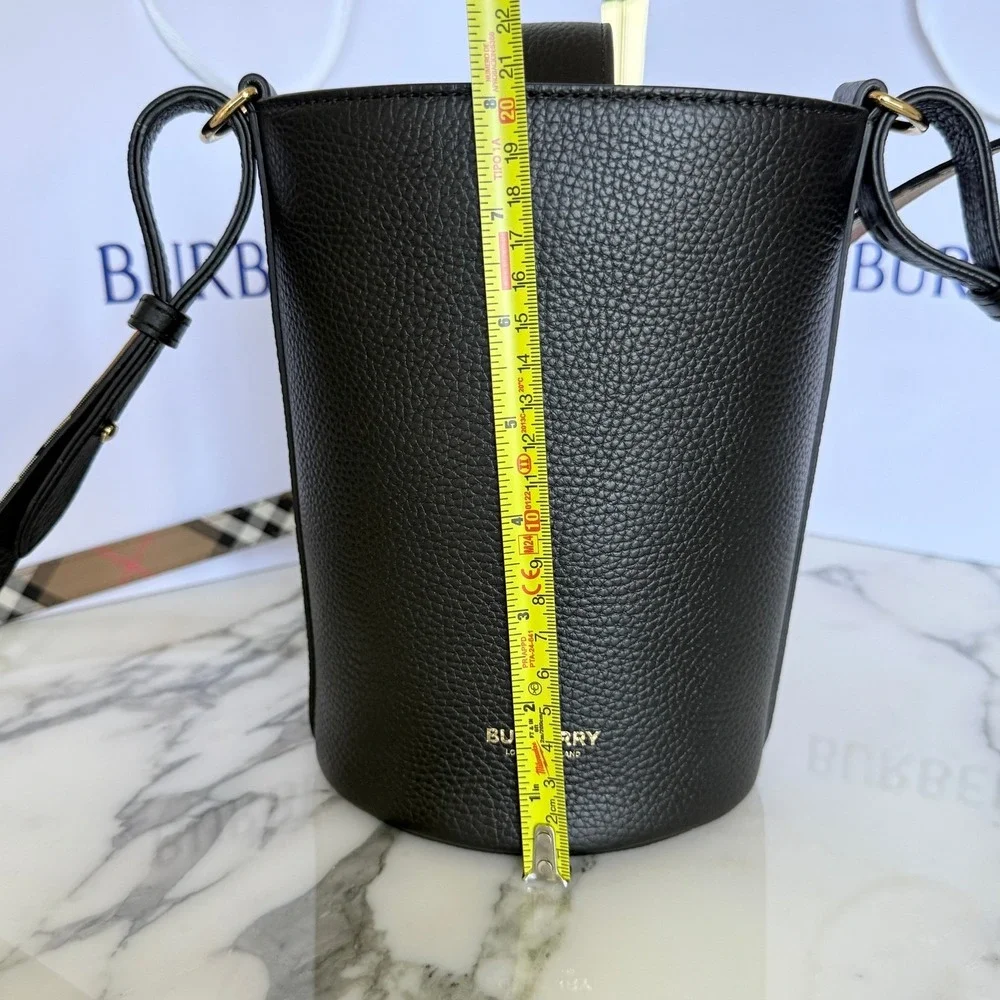 Burberry SM Bucket Bag‎ Black Pebbled Leather Interior Vintage Check 8084035